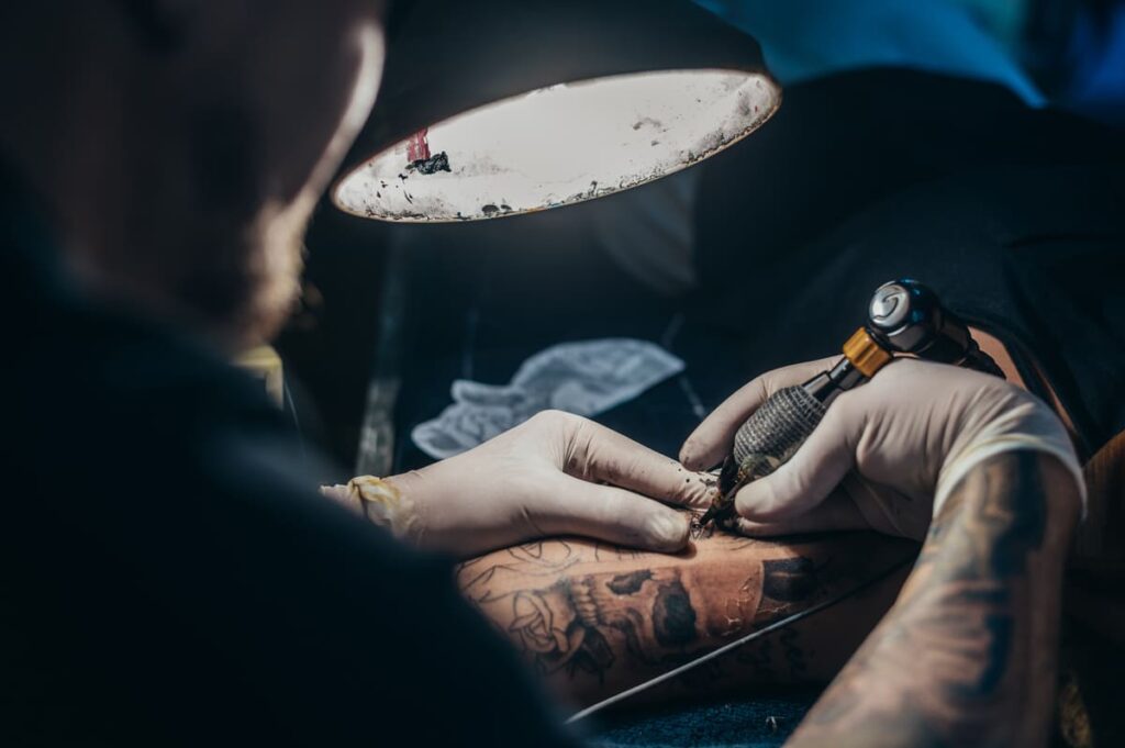 tatuador-proceso-tatuaje-pene